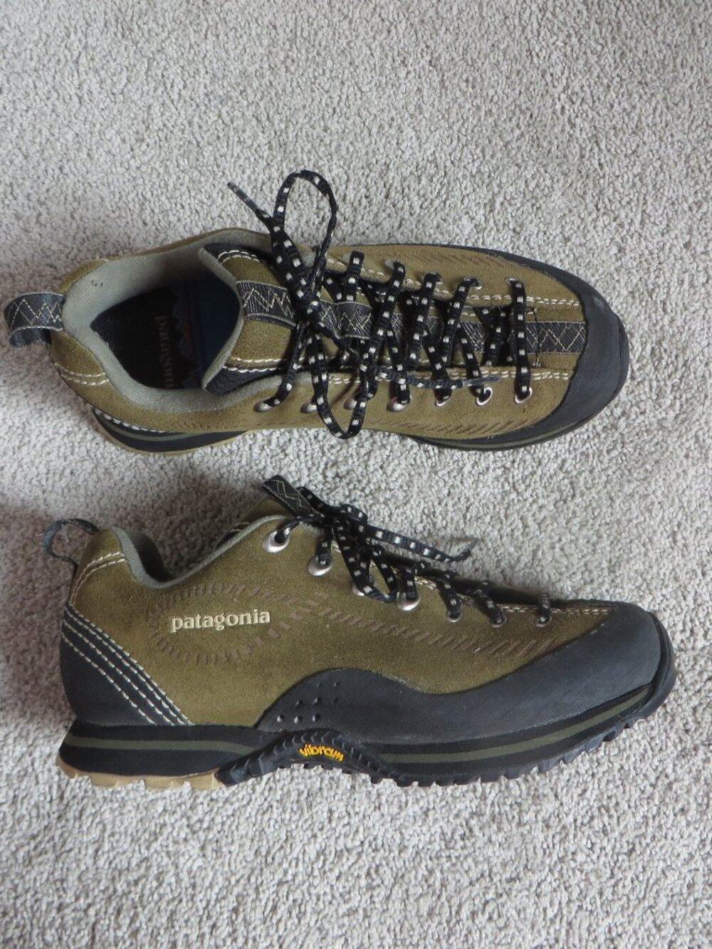 Patagonia/vibram womens hiking shoes size 6 green?/black lacke-up #T80152